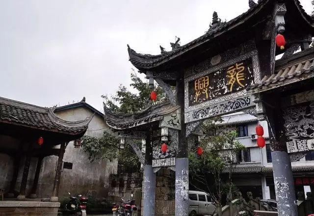 重庆一男子在乘坐地铁时，偷拍女乘客被发现后拒不承认，男子会被如何处罚？游戏画面